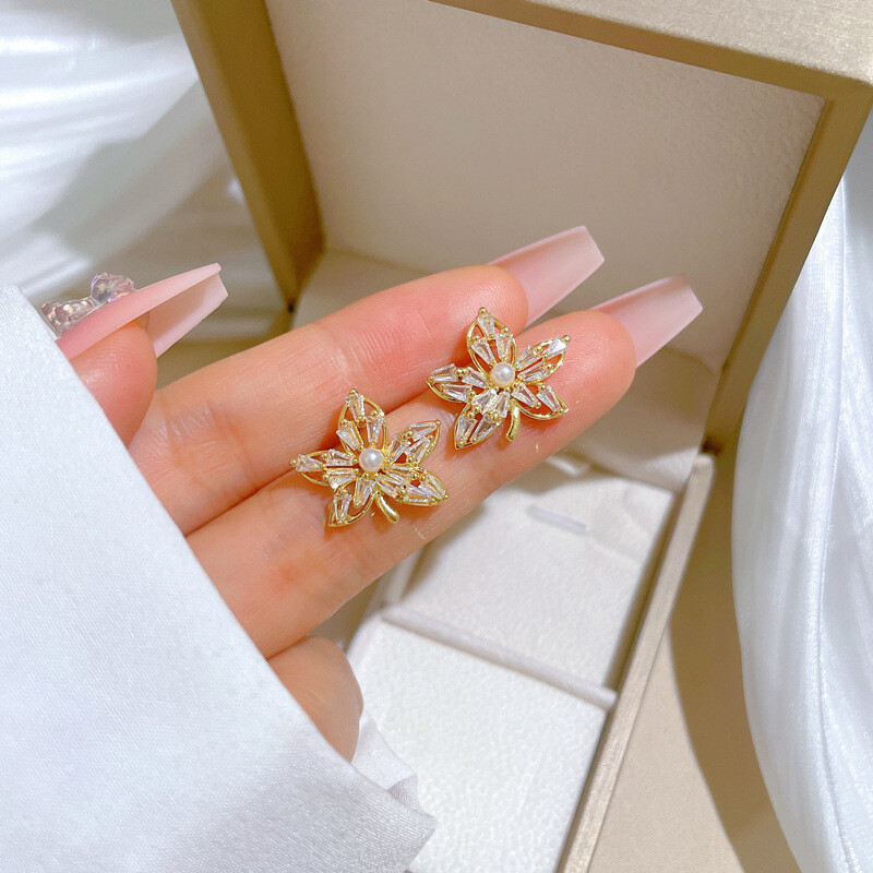 Klasikinis mikro inkrustuotas temperamento perlas Puošnus klevo lapas, naujas karoliai auskarų rinkinys Madingi mergaičių žavesio aksesuarai nerūdijančio plieno