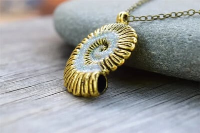 Sötéten világító sellő kagyló nyaklánc Ariel Sound Sea Shell nyaklánc boszorkány spirál kagyló jelmez női ékszer ajándék