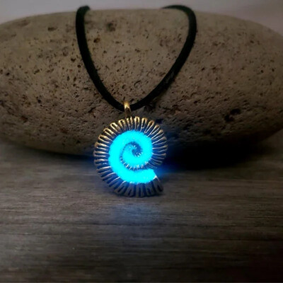Tamsiai žėrintis undinėlės kriauklė karoliai Ariel Sound Sea Shell karoliai ragana spiralinė kriauklė, kostiumas, moteriškas papuošalas, dovana