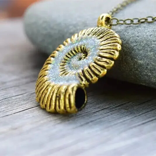 Sötéten világító sellő kagyló nyaklánc Ariel Sound Sea Shell nyaklánc boszorkány spirál kagyló jelmez női ékszer ajándék