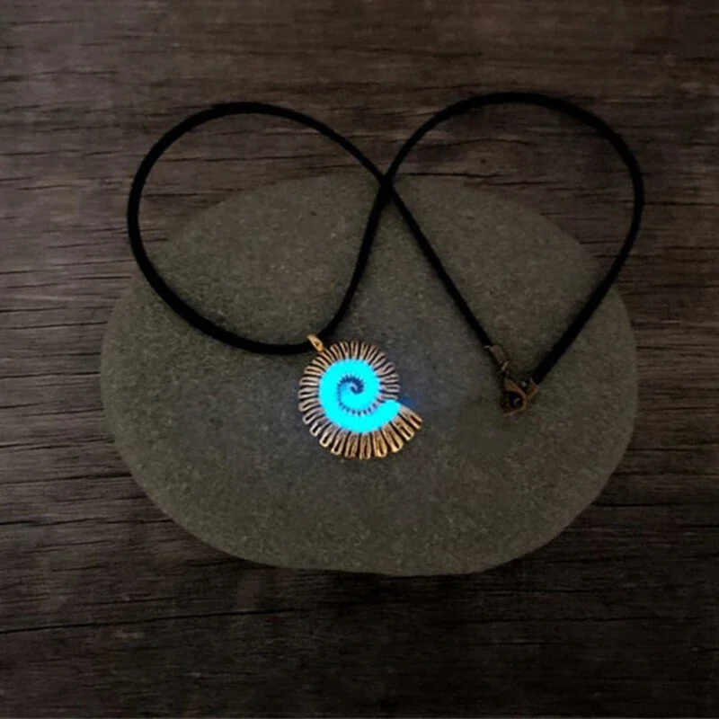 Sötéten világító sellő kagyló nyaklánc Ariel Sound Sea Shell nyaklánc boszorkány spirál kagyló jelmez női ékszer ajándék