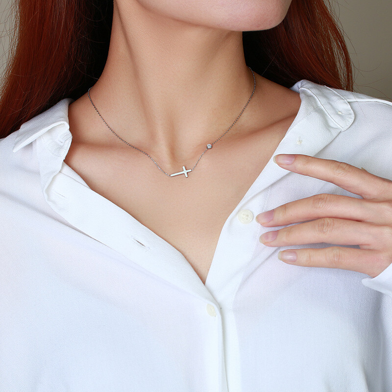 Colier cu cruce laterală din oțel inoxidabil pentru femei, pandantiv cu lanț CZ reglabil