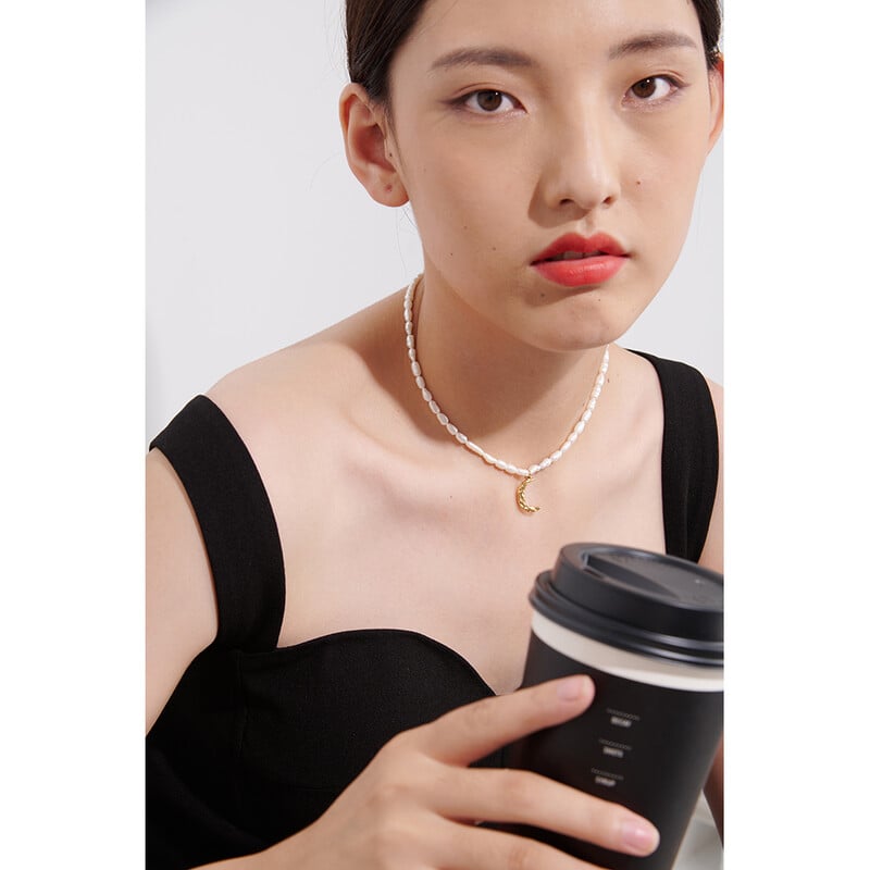 Yhpup elegantiškas natūralių perlų papuošalų karoliai Mėnulio pakabukas nerūdijančio plieno apykaklės vandeniui atsparus temperamentas moterims papuošalai