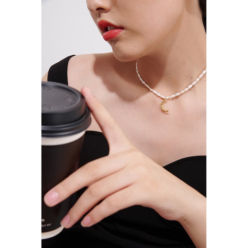 Yhpup elegantiškas natūralių perlų papuošalų karoliai Mėnulio pakabukas nerūdijančio plieno apykaklės vandeniui atsparus temperamentas moterims papuošalai