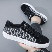 Új férfi vászoncipők Alkalmi lapos cipők 2024 nyári divat Kényelmes férfi tornacipők csúszásmentes, légáteresztő gördeszkacipők