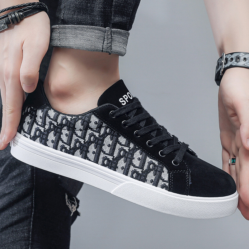 Új férfi vászoncipők Alkalmi lapos cipők 2024 nyári divat Kényelmes férfi tornacipők csúszásmentes, légáteresztő gördeszkacipők