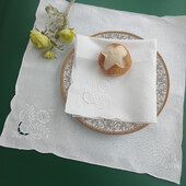 Șervețel alb din bumbac și in, brodat manual, rafinat