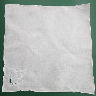 Șervețel alb din bumbac și in, brodat manual, rafinat