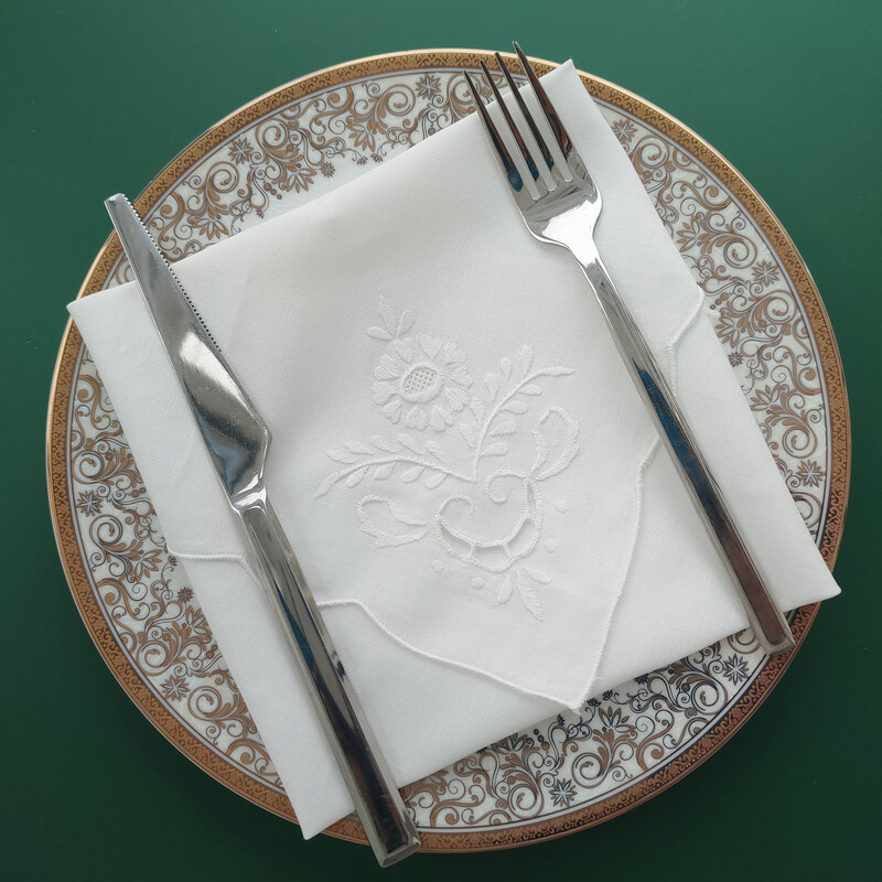 Șervețel alb din bumbac și in, brodat manual, rafinat