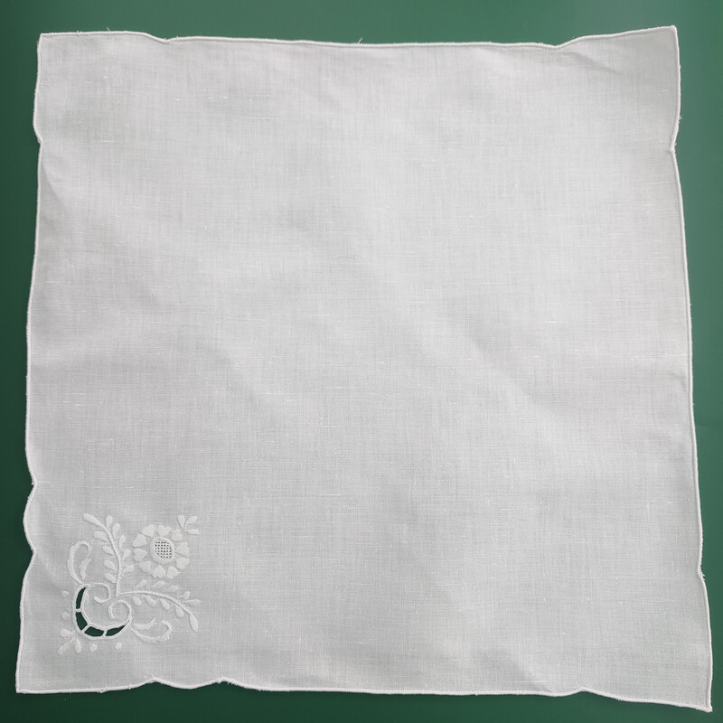 Șervețel alb din bumbac și in, brodat manual, rafinat