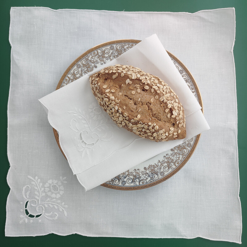 Șervețel alb din bumbac și in, brodat manual, rafinat