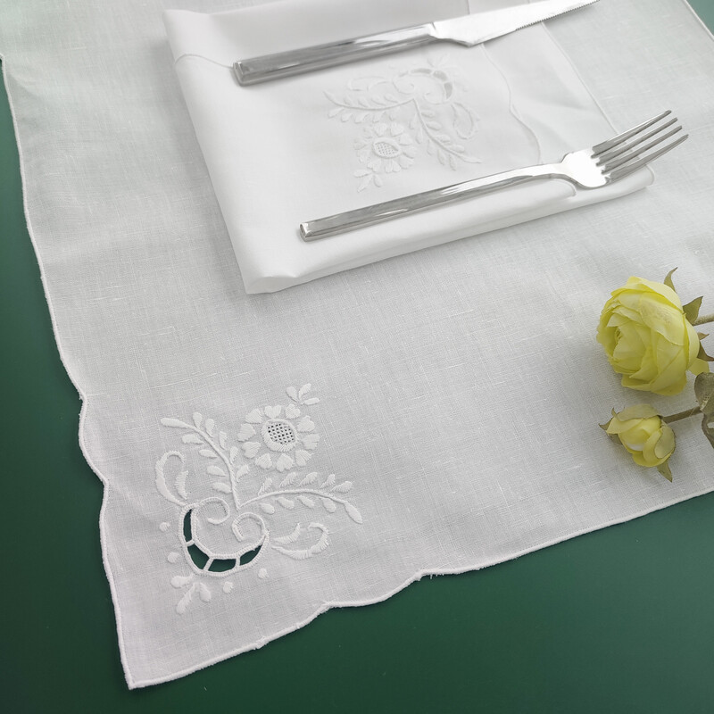 Șervețel alb din bumbac și in, brodat manual, rafinat