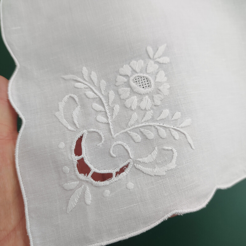 Șervețel alb din bumbac și in, brodat manual, rafinat