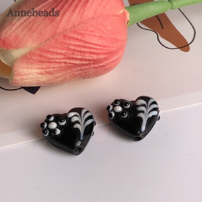 15 mm-es fekete-fehér, kézzel készített lámpafényű üveg szív alakú gyöngyök laza kézműves szerelmes gyöngyök ékszerekhez barkácsolás karkötő-kiegészítők