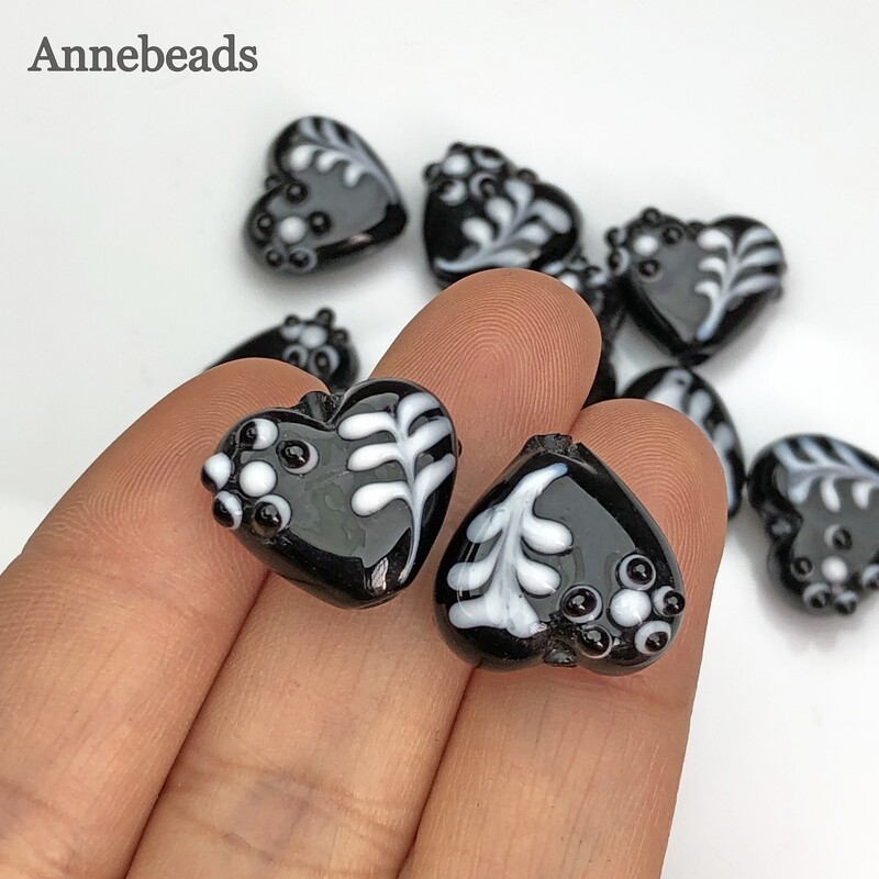 15 mm-es fekete-fehér, kézzel készített lámpafényű üveg szív alakú gyöngyök laza kézműves szerelmes gyöngyök ékszerekhez barkácsolás karkötő-kiegészítők