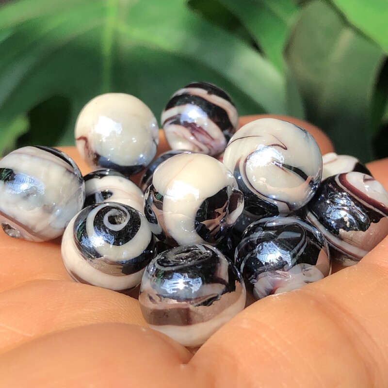 12 mm-es fehér fekete csíkos lámpatest cukorka nagy muránói kristályüveg kerek csiszolt gyöngyök ékszerkészítéshez, barkácsoláshoz fülbevaló kiegészítők