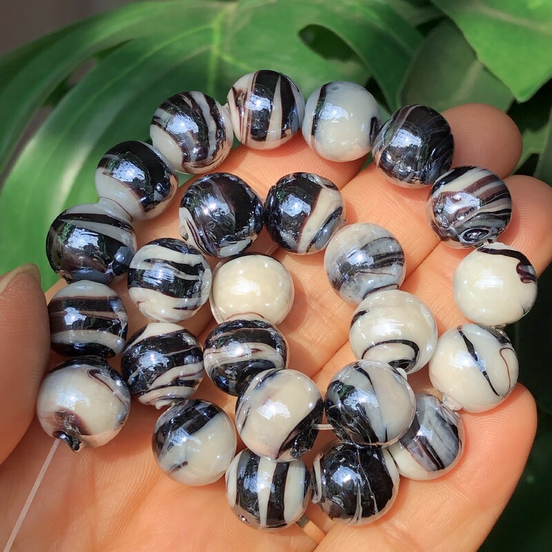 12 mm-es fehér fekete csíkos lámpatest cukorka nagy muránói kristályüveg kerek csiszolt gyöngyök ékszerkészítéshez, barkácsoláshoz fülbevaló kiegészítők