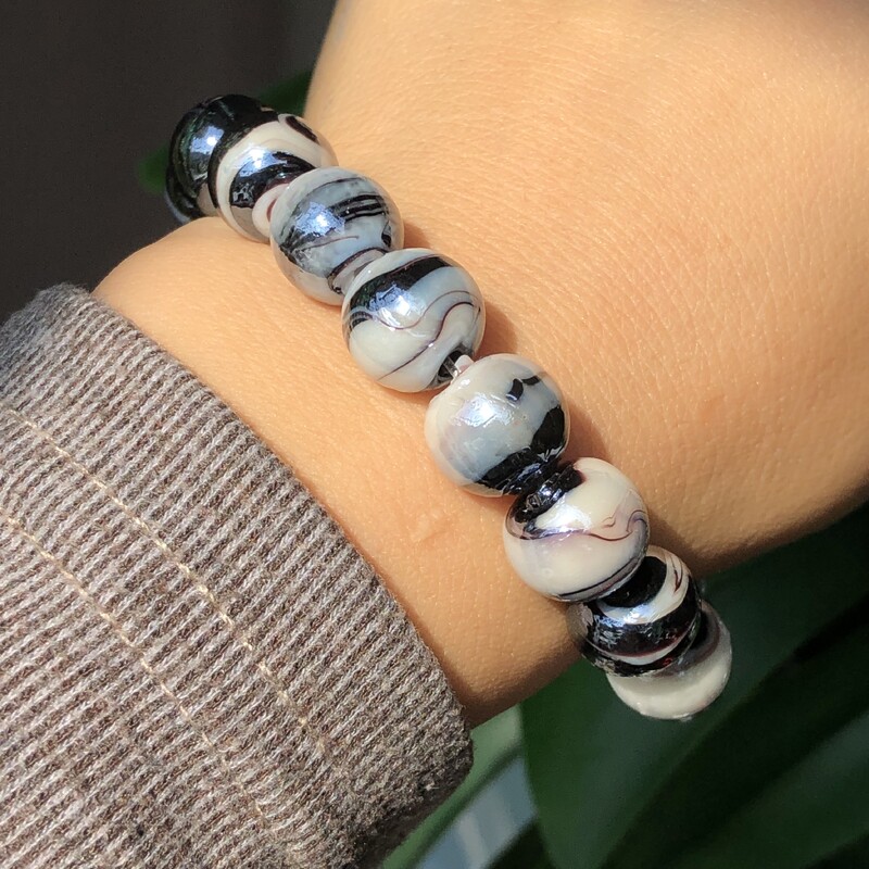 12 mm-es fehér fekete csíkos lámpatest cukorka nagy muránói kristályüveg kerek csiszolt gyöngyök ékszerkészítéshez, barkácsoláshoz fülbevaló kiegészítők