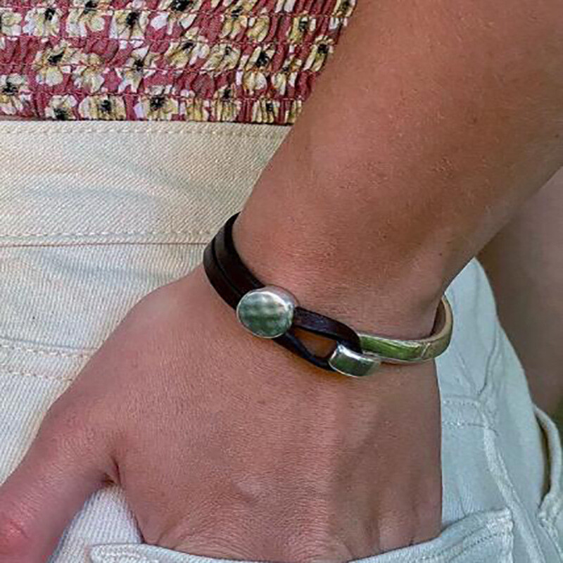 Kožna omotana narukvica za muškarce i žene Boho crno smeđa PU koža sa srebrnim patchwork kukicama Narukvice Pokloni za nju Njega