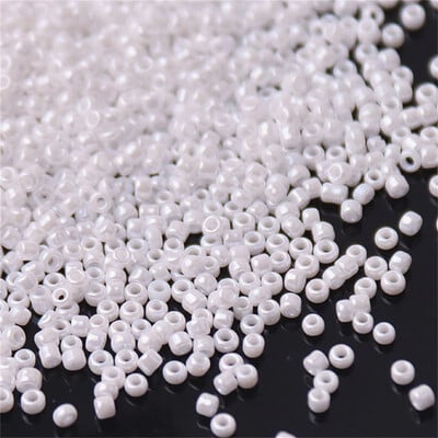 Biela séria českých sklenených korálok, rôzne veľkosti 1,5 mm, 2 mm, 3 mm, 4 mm, okrúhle dištančné korálky na výrobu šperkov, odevov a doplnkov.