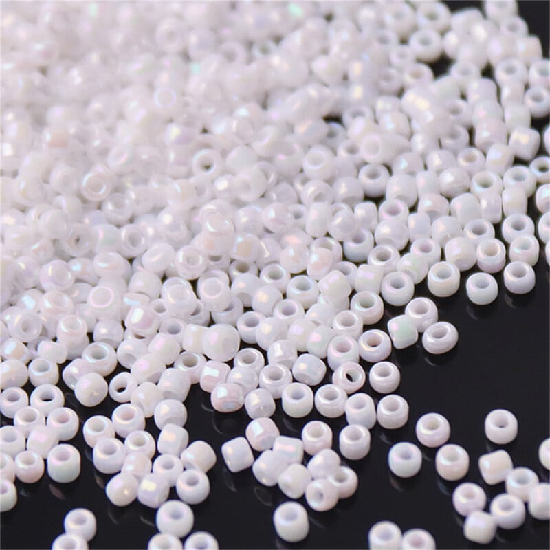 Biela séria českých sklenených korálok, rôzne veľkosti 1,5 mm, 2 mm, 3 mm, 4 mm, okrúhle dištančné korálky na výrobu šperkov, odevov a doplnkov.