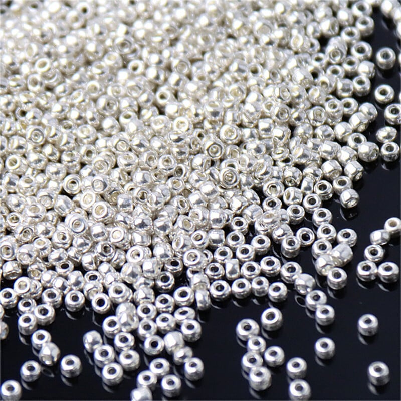 Biela séria českých sklenených korálok, rôzne veľkosti 1,5 mm, 2 mm, 3 mm, 4 mm, okrúhle dištančné korálky na výrobu šperkov, odevov a doplnkov.
