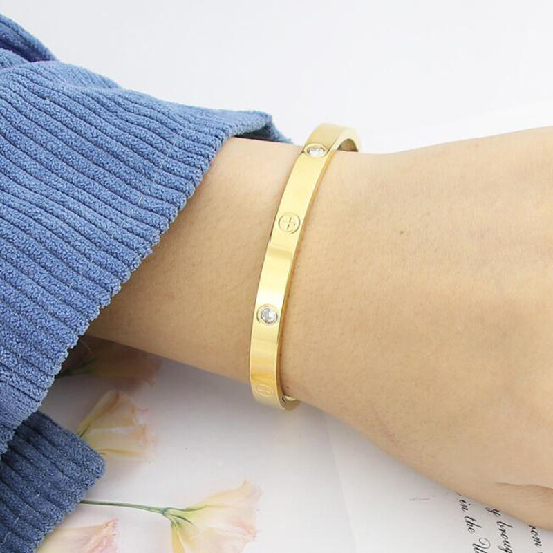 2023 m. naujo dizaino aukso spalvos cirkonio ir kryžminio riešuto nagų apyrankė auksinė ir apyrankė, skirta moteriai, nerūdijančio plieno varžtais, prekės ženklo papuošalai