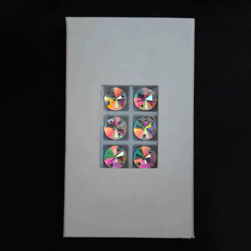 AAA minőség, 8mm ~ 18mm kristály AB Color Kerek Rivoli kristály Ezüst alap két lyukkal varrva kőre.
