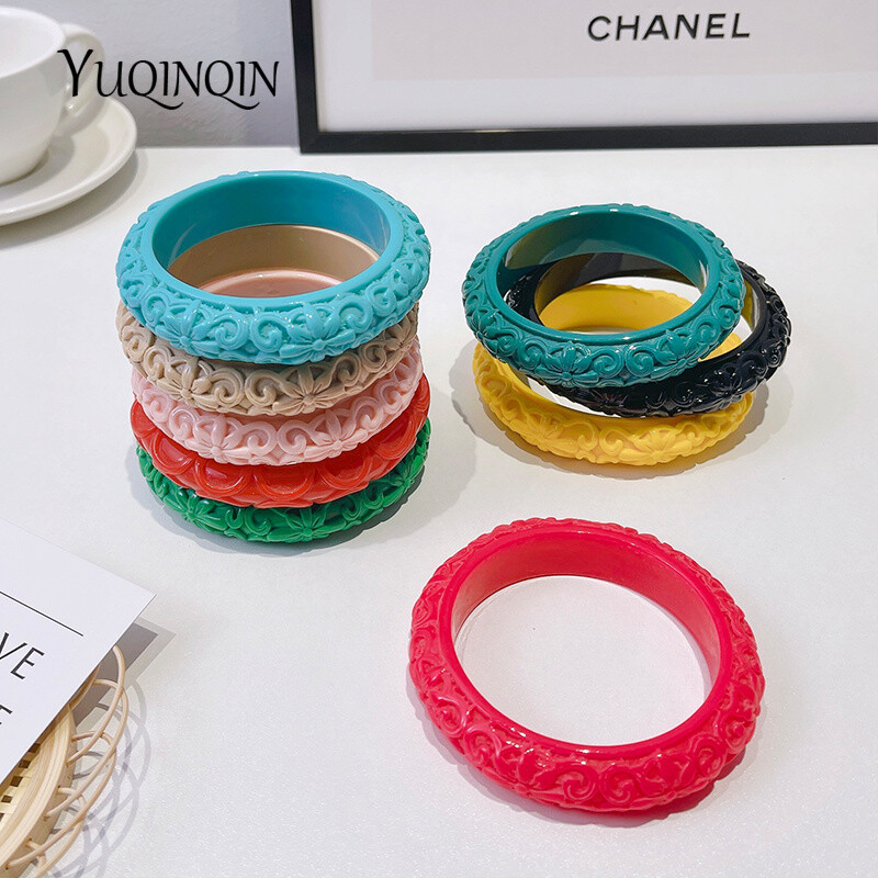 Klasszikus műgyanta mandzsetta gravírozott virág karkötők karkötők női új divat akril karkötő női egyszerű varázslat esküvői ékszerek