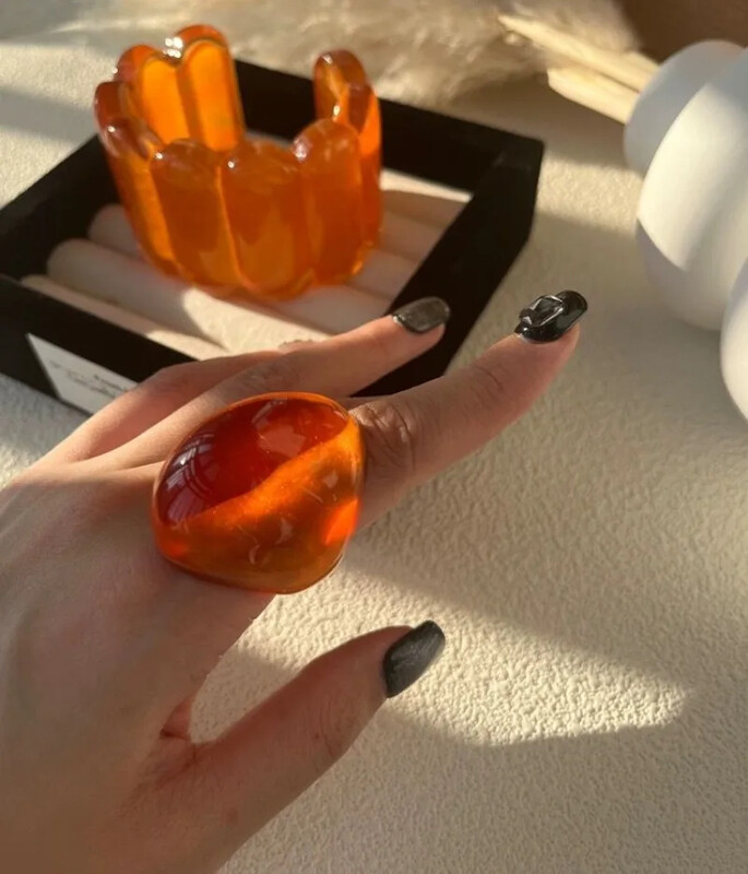 Túlzásba vitt nagy karamellnyílású, széles akrilgyanta karkötő női lányoknak. Kitűnő, vaskos karperec divatékszerek