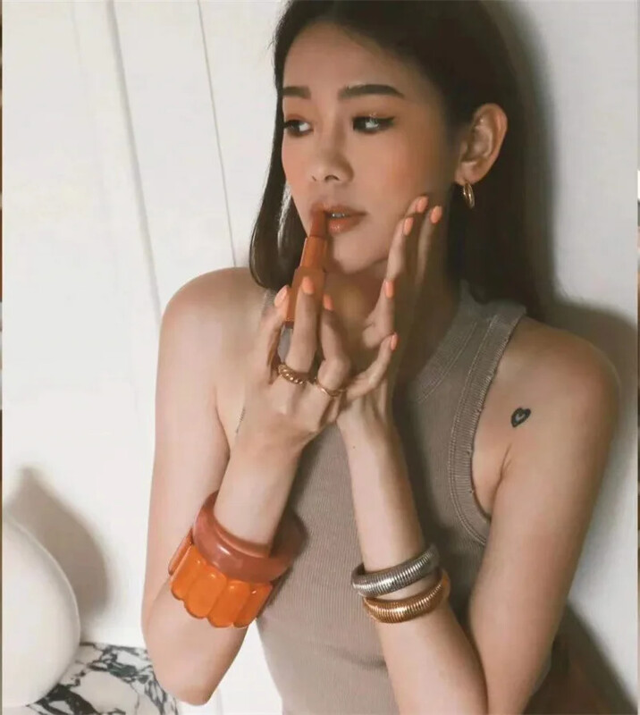 Túlzásba vitt nagy karamellnyílású, széles akrilgyanta karkötő női lányoknak. Kitűnő, vaskos karperec divatékszerek