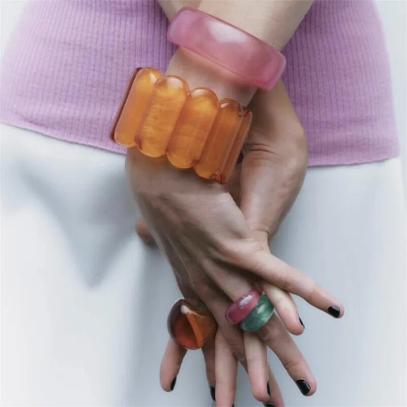 Túlzásba vitt nagy karamellnyílású, széles akrilgyanta karkötő női lányoknak. Kitűnő, vaskos karperec divatékszerek