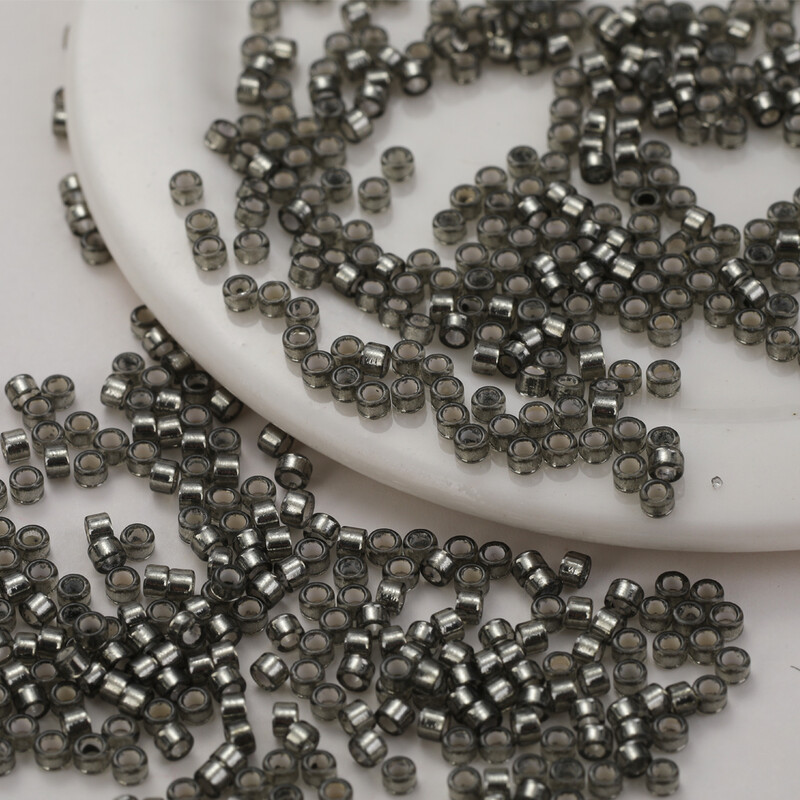 960 kusov 2,5 mm strieborných sklenených korálok so skleneným jadrom, voľné korálky, jednotná veľkosť, francúzske vyšívacie strapcové doplnky, 15 g/balenie