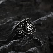Vikingský prsteň s trojuholníkom Odin Rune z titánovej ocele s európskym a americkým hip hopovým štýlom, pánsky módny prsteň z nehrdzavejúcej ocele s prístupom