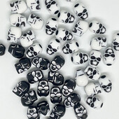 20 ks/balenie halloweenskych korálok s lebkou, akrylový materiál 4,8 mm, veľký otvor, čiernobiele, na náramok a náhrdelník