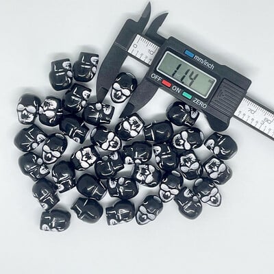 20 ks/balenie halloweenskych korálok s lebkou, akrylový materiál 4,8 mm, veľký otvor, čiernobiele, na náramok a náhrdelník