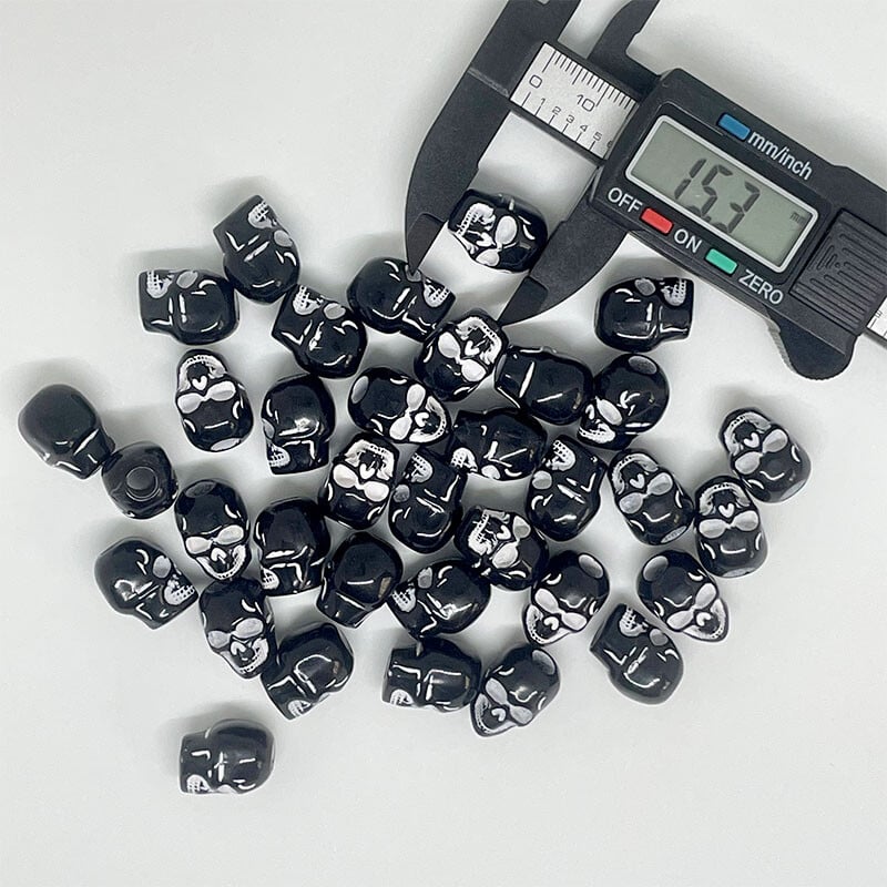 20 ks/balenie halloweenskych korálok s lebkou, akrylový materiál 4,8 mm, veľký otvor, čiernobiele, na náramok a náhrdelník