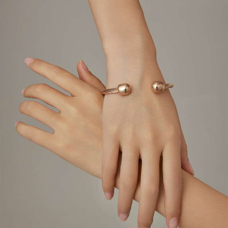 VQYSKO nyitott mandzsetta csavart kábel karkötő, egymásra rakott hip-hop egyszínű spirálcsíkos titán acél karkötő