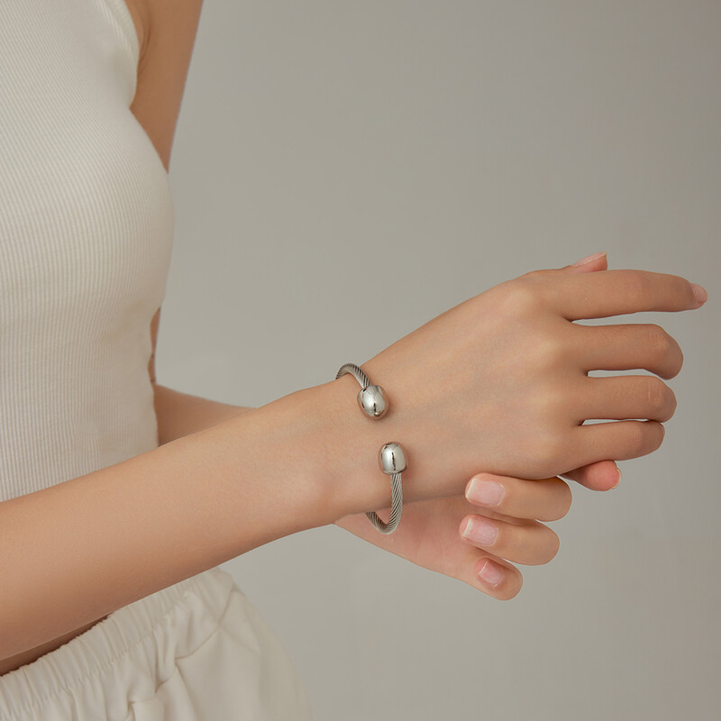 VQYSKO nyitott mandzsetta csavart kábel karkötő, egymásra rakott hip-hop egyszínű spirálcsíkos titán acél karkötő