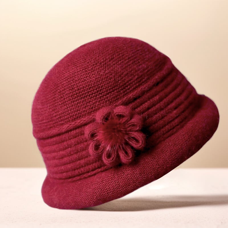 Megztos kepurės vidutinio ir vyresnio amžiaus žmonėms, įvairios vilnonės kepurės, šalikų komplektai, žvejų kepurės plius aksominės, šiltos kepurės mamoms, rudeninės ir žieminės moteriškos kepurės