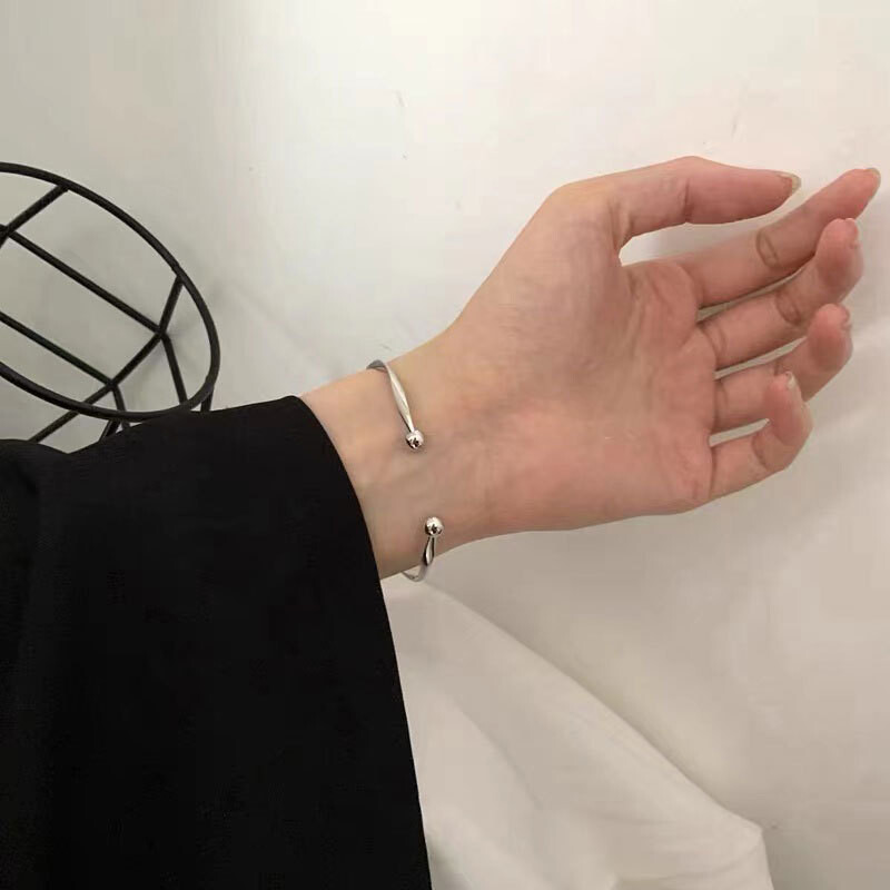 Jednoduché trendy nepravidelné Mobius Twist otvorené manžety náramky pre ženy zlatá farba nastaviteľné šperky Noeud náramok Pulseiras
