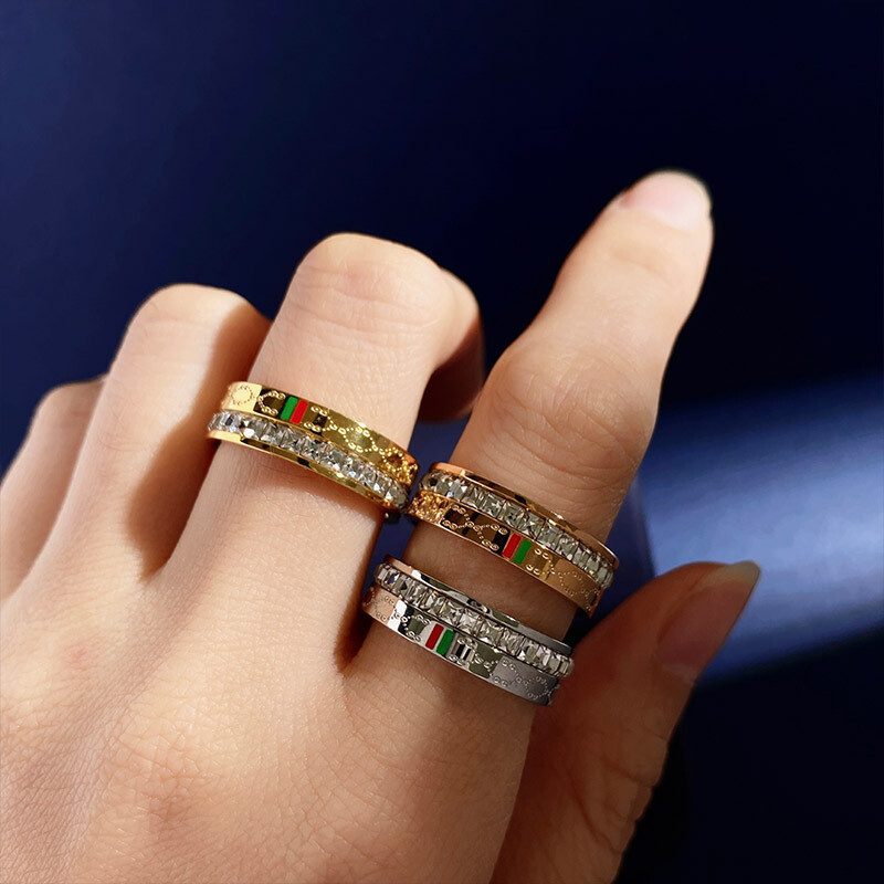 Paruoštas pristatymas raudonos ir žalios spalvos vienos eilės deimantinis žiedas retro mados Europos ir Amerikos tarpvalstybinis paprastas individualizuotas nerūdijančio plieno žiedas