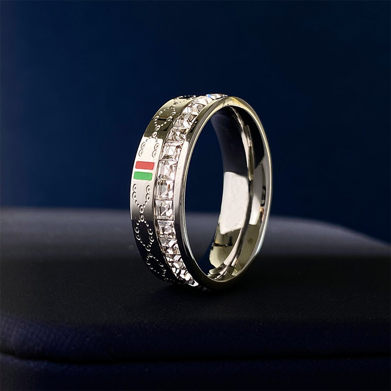 Paruoštas pristatymas raudonos ir žalios spalvos vienos eilės deimantinis žiedas retro mados Europos ir Amerikos tarpvalstybinis paprastas individualizuotas nerūdijančio plieno žiedas