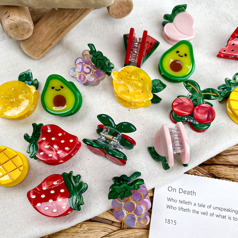 Izsmalcināti mini etiķskābe, jauki augļi, lūstoši mati, sprādzieni matu aksesuāri