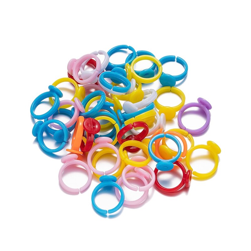 100 de bucăți colorați pentru copii de desene animate din plastic reglabil pentru tavă goală set de inele colorate accesorii pentru fabricarea de bijuterii