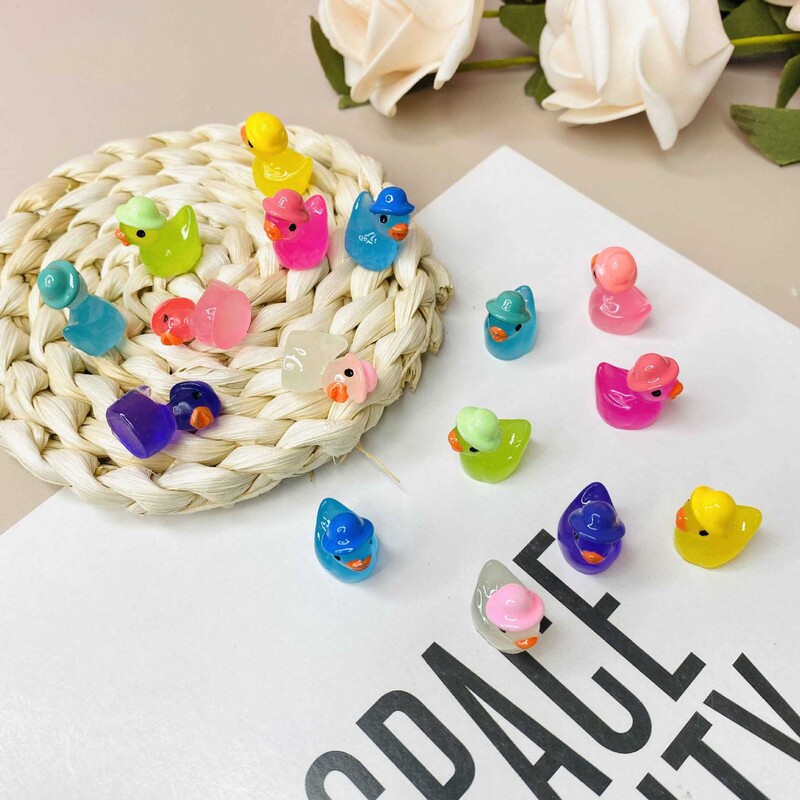 50-100 БР. Светещи мини патици Миниатюрна патица с шапки Флуоресцентна приказна градинска декорация Сладки животни Микро пейзаж