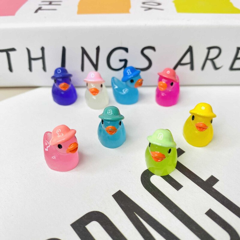 50-100 БР. Светещи мини патици Миниатюрна патица с шапки Флуоресцентна приказна градинска декорация Сладки животни Микро пейзаж