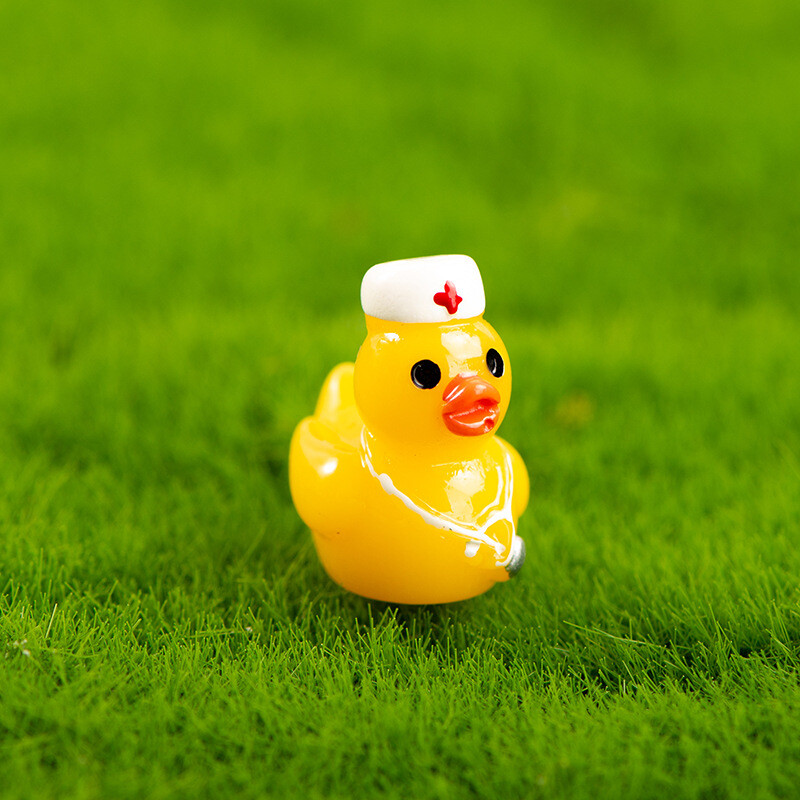 50db Karrier sárga kacsadísz miniatűr figurák apró orvosok nővérek rendőr kacsagyanta kézműves mikro táj dekoráció