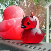 Δημιουργικό χαριτωμένο καρτούν Μικρή πάπια απόκριες δώρο για φίλους Red Devil Duck Στολίδι Ρητίνη Διακόσμηση αυτοκινήτου