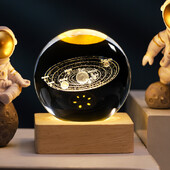 6 cm-es 3D kristálygömb, Hold, Naprendszer, Galaxy minta, Éjszakai Fény, Fa alappal asztali dekorációhoz kis dísz